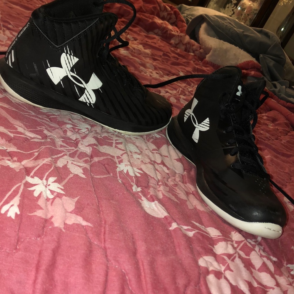 Underarmour Basketball shoes (YOUTH)